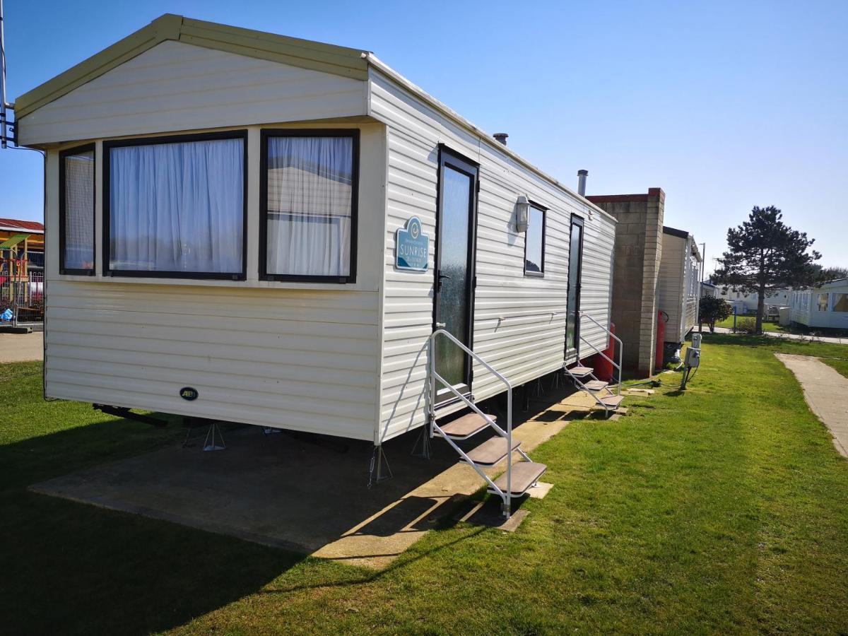 Lovely 2-Bed Caravan In Walton On The Naze Экстерьер фото