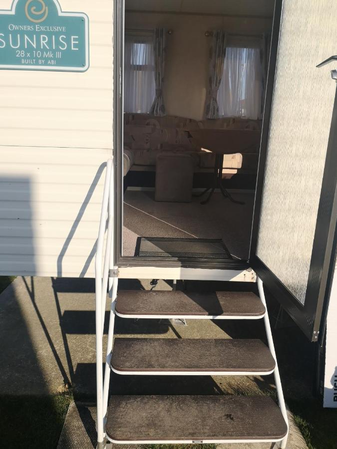 Lovely 2-Bed Caravan In Walton On The Naze Экстерьер фото
